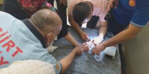 ANNESİNİN ALYANSI PARMAĞINA SIKIŞAN GENÇ KIZ SOLUĞU!..