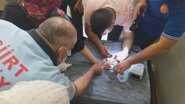 Siirt’te annesinin alyansını parmağına takan genç kız, yüzük parmağından çıkmayınca