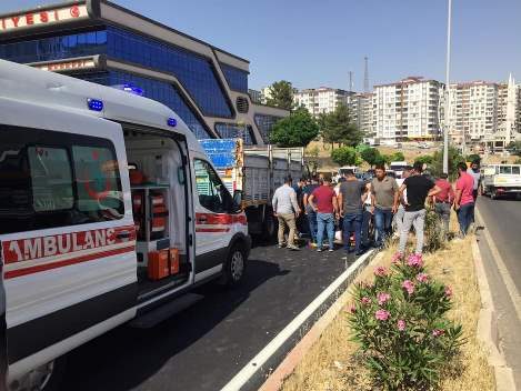 Siirt’te yolun karşısına geçmek isteyen bir kişi, aracın çarpması sonucu