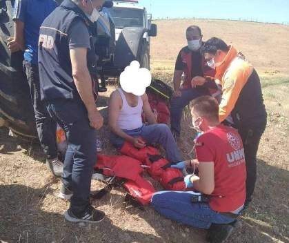 Siirt’te tarlasında çalıştığı sırada ayağı traktörün şaftına kapılan çiftçi yaralandı.
