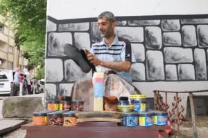 Siirt’te ailesinin geçimini ayakkabı boyacılığı yaparak sağlayan 39 yaşındaki Bekir