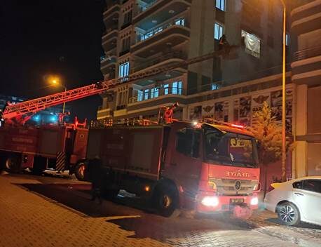 Siirt’te bir sitenin birinci katında bulunan kombinin yanmasıyla büyük bir