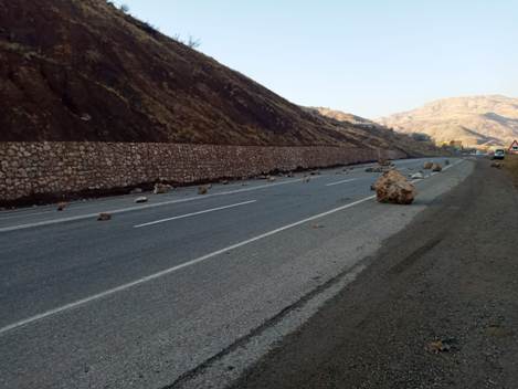 SİİRT’TE DEPREM SONRASI DEV KAYA PARÇALARI YOLU KAPATTI