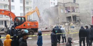 SİİRT’TE DEPREMDE HASAR GÖREN EVİN YIKIMINA BAŞLANDI