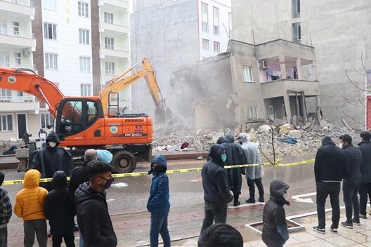 Siirt’te, deprem sonrası yıkılma tehlikesi bulunan ve tahliye edilen 2