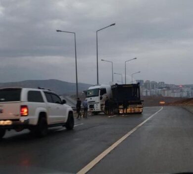 Siirt’te yağan yağmur sonrasında kayganlaşan yolda sürücüsünün direksiyon hakimiyetini kaybettiği