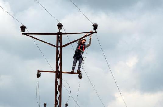 ELEKTRİK DİREĞİNDEN DÜŞEN İŞÇİ YARALANDI