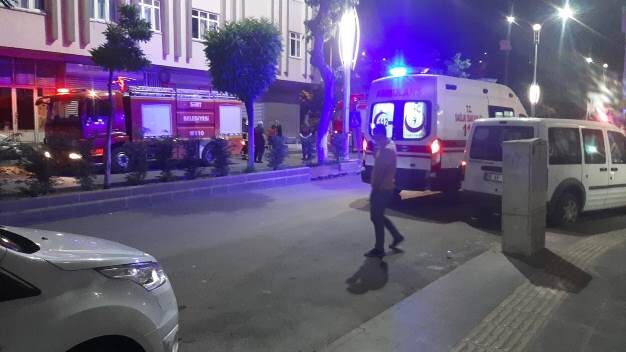Siirt’te 4 katlı bir binanın 1. katında çıkan yangın itfaiye