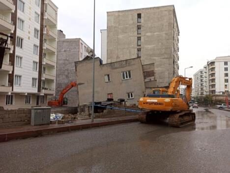 Siirt merkezde 2 katlı bir evde çökme tehlikesi meydana geldi.