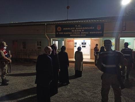 Siirt İl Jandarma Komutanlığı ekiplerince, farklı suçlardan haklarında kesinleşmiş hapis