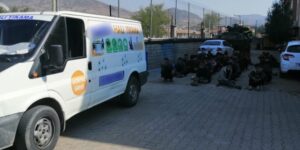 HALI YIKAMA FİRMASINA AİT MİNİBÜSTE 33 DÜZENSİZ GÖÇMEN YAKALANDI