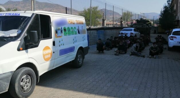 Siirt’in Baykan ilçesinde kovalamaca sonucu durdurulan halı yıkama firmasına ait minibüste 33