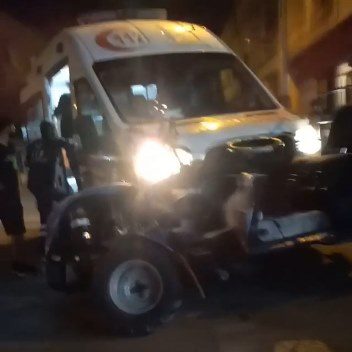 Siirt’te hasta almaya giden ambulans ile tarım aracının çarpışması sonucu