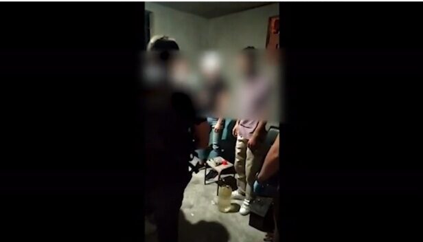 Siirt’te hurdacı dükkanına düzenlenen uyuşturucu operasyonunda 4 zanlı yakalandı. İl Emniyet Müdürlüğü Narkotik Suçlarla Mücadele
