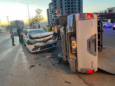 SİİRT’TE İKİ ARAÇ KAFA KAFAYA ÇARPIŞTI: 3 YARALI