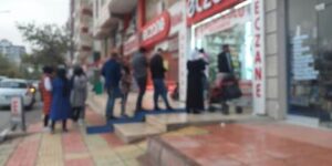 SİİRT’TE İLAÇ STOĞUNDAKİ SIKINTI ECZANE ÖNÜNDE KUYRUK OLUŞTURDU!