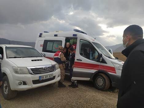 Siirt’te Delik Taş’ta intihar girişiminde bulunan genç kadın ikna edildi.