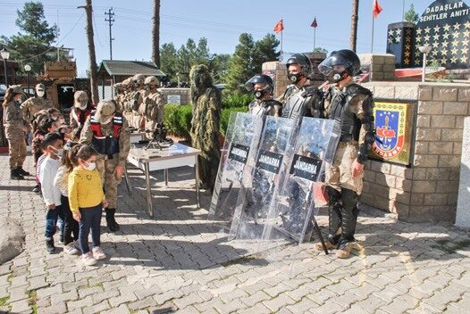 Siirt’te jandarma ekipleri çocuklara özel gösteri sundu. Siirt İl Jandarma