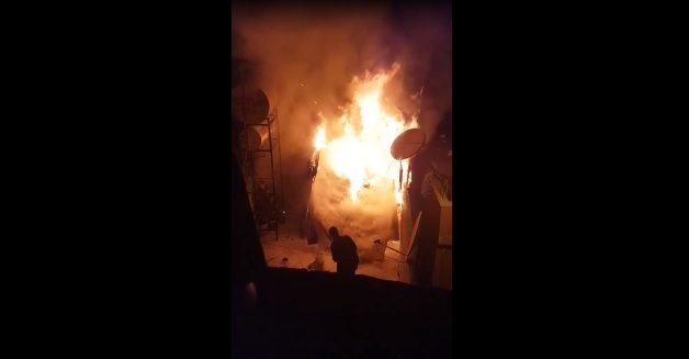 Siirt’te bir vatandaş, evinin damında kelle pişirmeye çalışken az kalsın