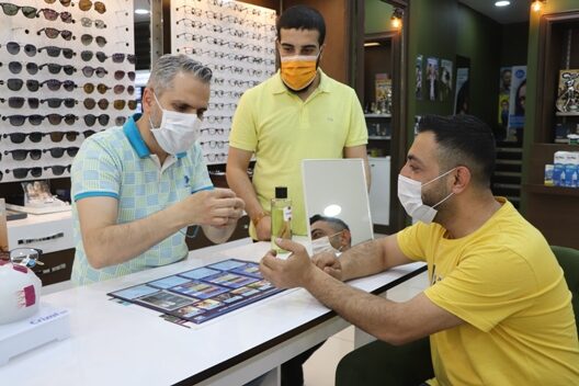 Yasal bir kısıtlama olmamasına rağmen kapalı olan optisyen mağazaları için