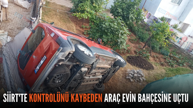 SİİRT’TE KONTROLÜNÜ KAYBEDEN ARAÇ EVİN BAHÇESİNE UÇTU