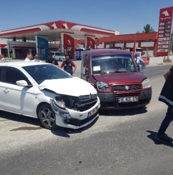 Siirt’te iki aracın kafa kafaya çarpışması sonucu maddi hasarlı kaza