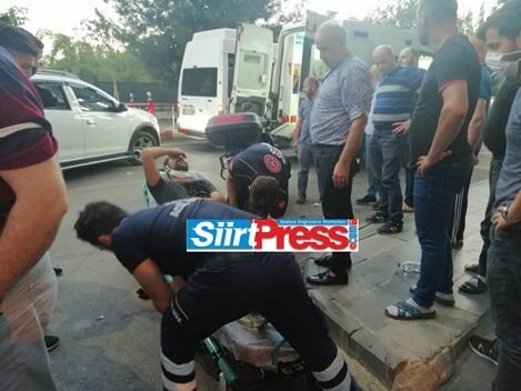 Siirt’in hükümet caddesinde minibüs ile motosikletin çarpışması sonucu meydana gelen