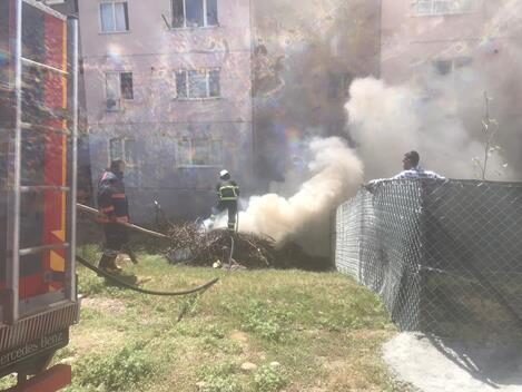 Siirt’te TOKİ konutlarındaki bir evin odunluğunda çıkan yangın paniğe neden