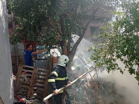 Siirt’te odunlukta çıkan ve bir eve sıçrayan yangında dumandan etkilenen