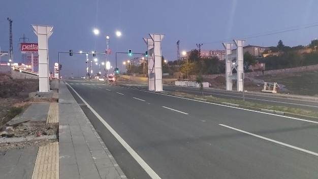 Siirt’te sık sık kazalara sahne olan Siirt-Kurtalan karayolu Dağdöşü konutları