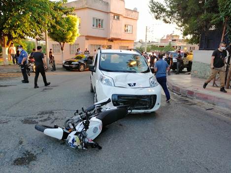 OTOMOBİL İLE MOTOSİKLET KAFA KAFAYA ÇARPIŞTI:  2 YARALI