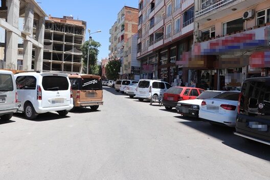 Sürü sürü araçların yol kenarlarını, kaldırımları işgal etmesi, Siirt için