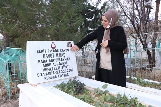 Siirt’te şehit Davut İlbaş’ın kabrinin yanındaki bayrak direği kimliği belirsiz
