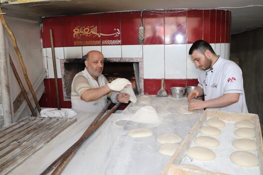 Siirt’te sıcakların mevsim normalinden farklı seyretmesi ekmek fırında çalışan işçileri