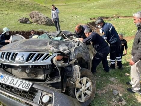 Siirt’te, yoldaki koyun sürüsüne çarpmamak için direksiyonu kıran otomobil sürücüsü,