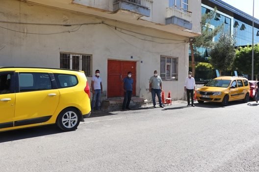 Siirt’in Cumhuriyet Meydanı’nda yıllarca taksicilik yapanlar, durak olmamasından yakınıyor. Uzun zamandır