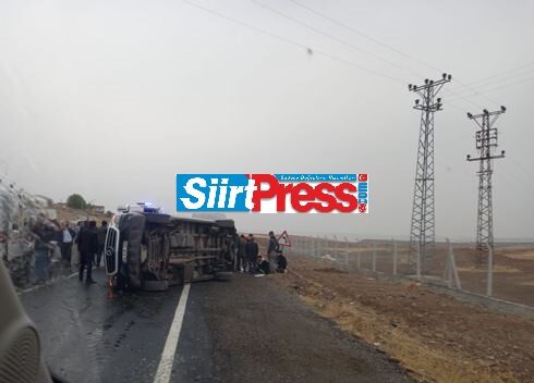 Siirt- Batman karayolunda yağan yağmur sebebiyle kayganlaşan yolda direksiyon hakimiyetini