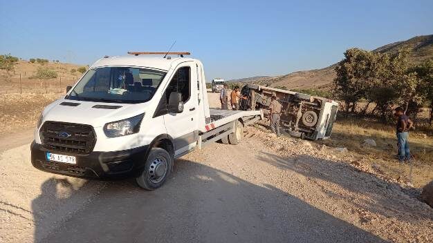 Siirt’te sürücüsünün direksiyon hakimiyetini kaybettiği minibüsün devrilmesi sonucu meydana gelen