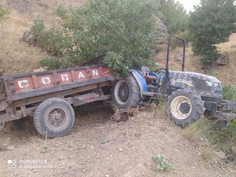 Siirt’in Eruh ilçesinde sürücüsünün direksiyon hakimiyetini kaybetmesi sonucu bir traktör
