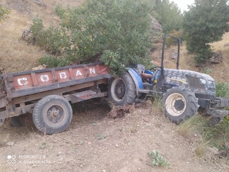 TRAKTÖR ŞARAMPOLE YUVARLANDI, SÜRÜCÜ ATLAYARAK KURTULDU