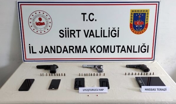 Siirt merkezli Mersin ve İstanbul’da yapılan eş zamanlı operasyonda uyuşturucu ve silah ele geçirildi.