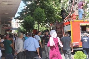 Siirt’te bir apartman dairesinde çıkan yangını mahalle sakinleri manzara seyreder