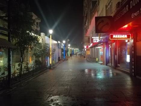 Siirt’te, sokağa çıkma kısıtlamasının başlamasıyla birlikte cadde ve sokaklar sessizliğe