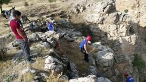 Siirt’in Tillo İlçesine bağlı Sinep köyünde uçurumdan inerken mahsur kalan