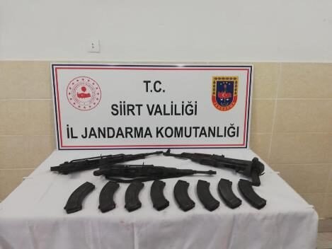Siirt’in Tillo ilçesinde yapılan arazi taramasında, terör örgütü PKK’ya ait silah ve mühimmat bulundu. Valilikten