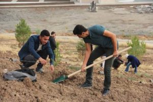 Siirt Üniversitesi (S.Ü.) öğrencileri tarafından ağaç fidan dikimi şenliği düzenlendi.