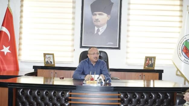 Siirt Valisi Belediye Başkan Vekili Ali Fuat Atik, Belediye binasında