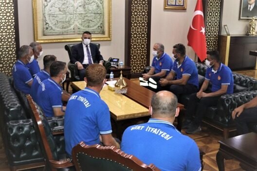 Siirt’ten Antalya’daki orman yangınları söndürme çalışmalarına katılan itfaiyeciler, Siirt Valisi