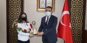 VALİ HACIBEKTAŞOĞLU, MİLLİ GÜREŞÇİ EVİN DEMİRHAN’I AĞIRLADI