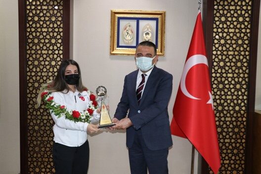 Siirt Valisi Osman Hacıbektaşoğlu, milli güreşçi Evin Demirhan ve ailesini